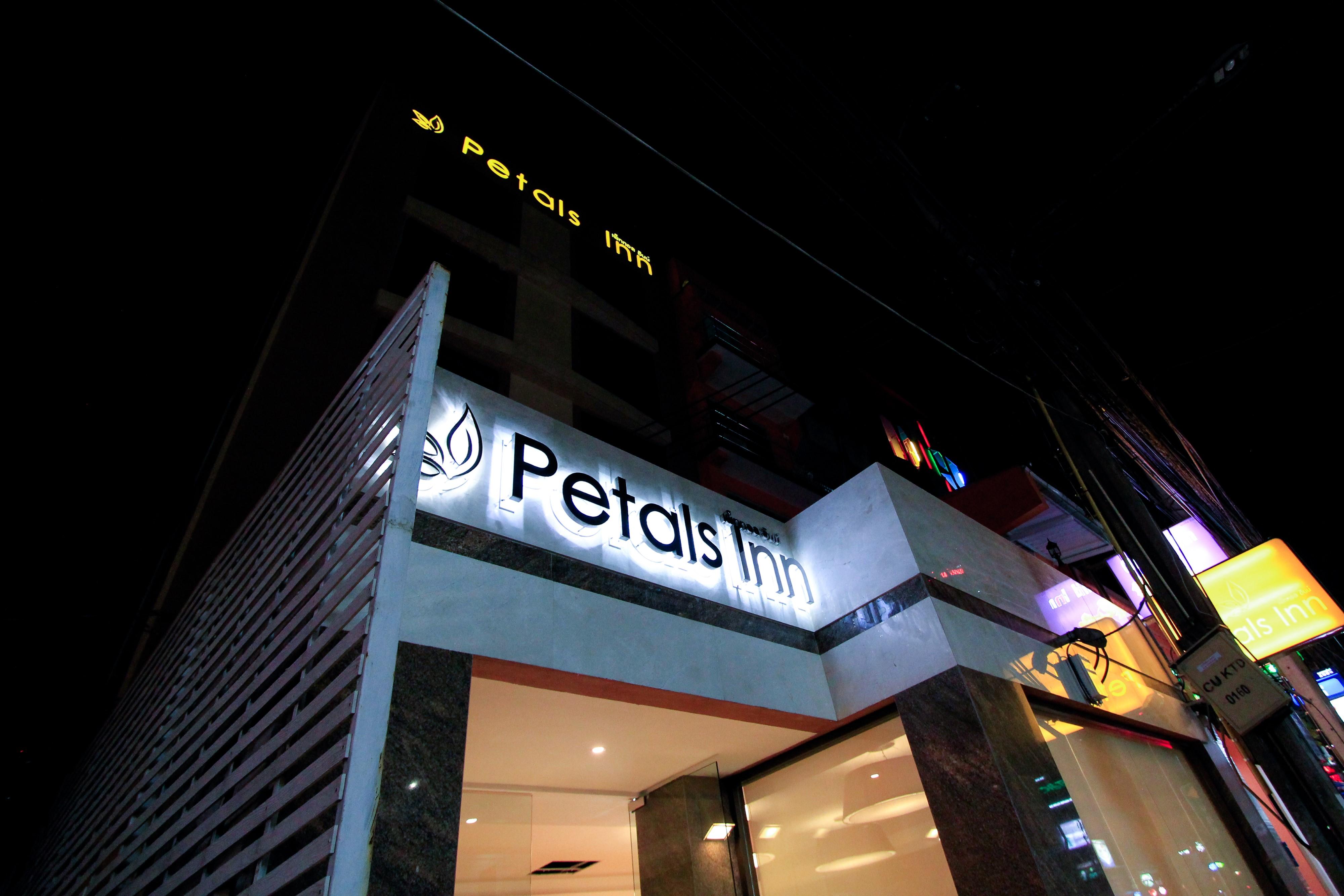 Petals Inn Bangkok Exterior photo