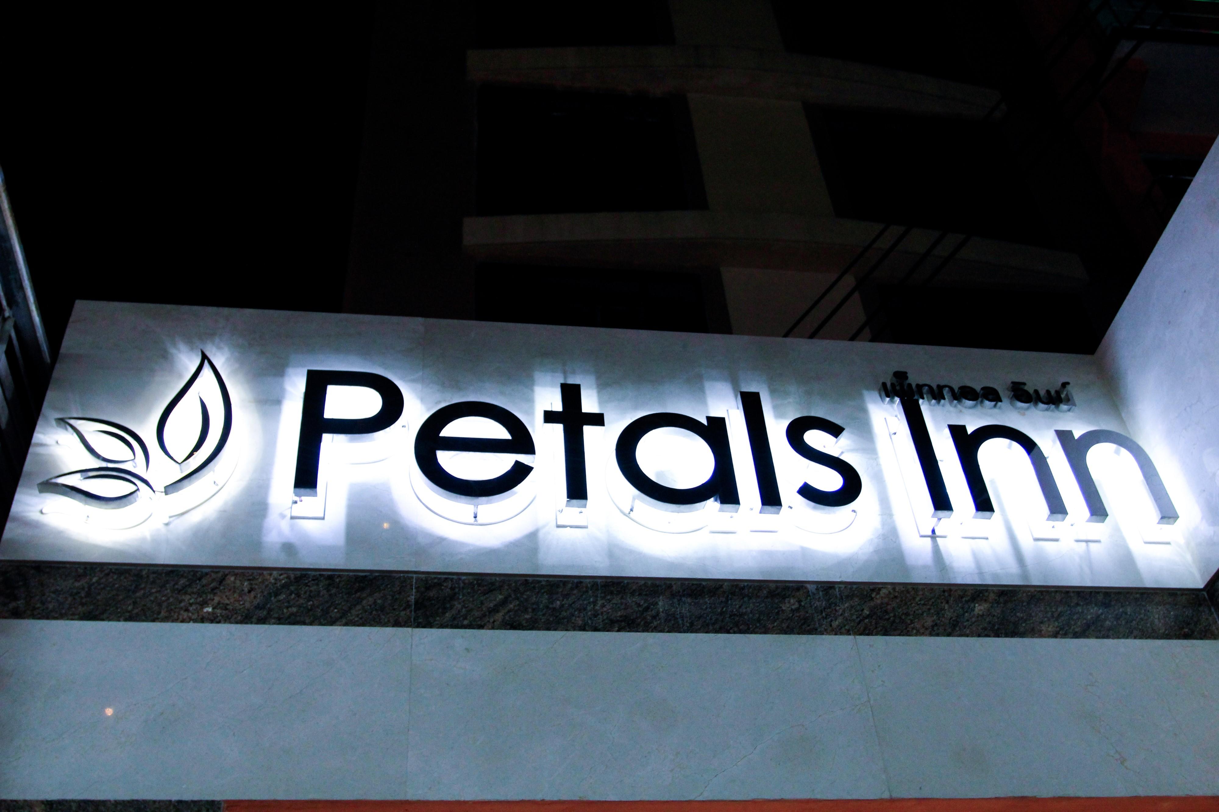 Petals Inn Bangkok Exterior photo